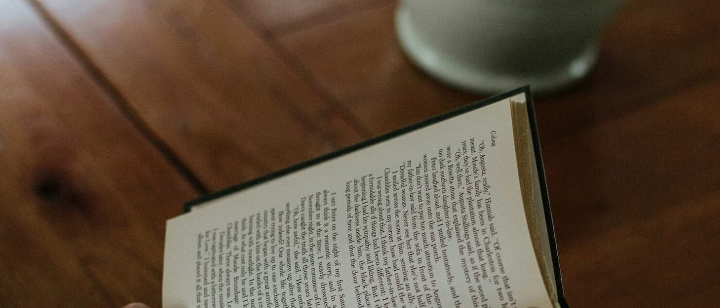 Aufgeschlagenes Buch auf einem Holztisch